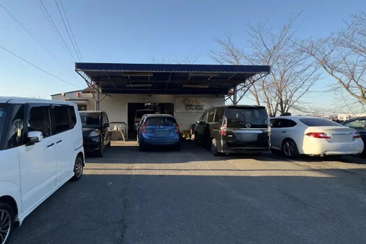 那珂川で軽自動車を販売するラックガレージ那珂川店の店舗と展示車両